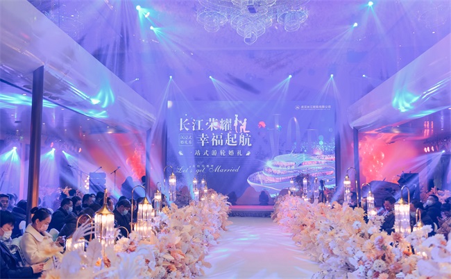 船于江中行，人在畫中游，是沉浸式郵輪婚禮給的浪漫